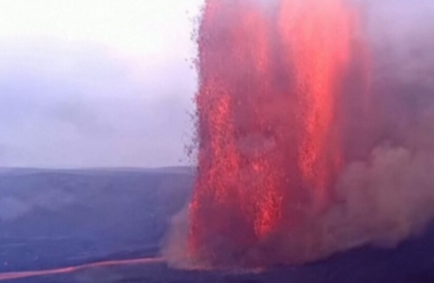 نوافير من النار.. بركان كيلاويا يثور بعنف في هاواي والرماد يعانق السماء
