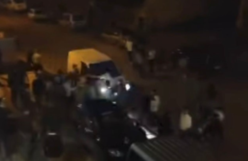 لقطات صادمة في غازي عنتاب.. سيارة تقتحم شجارا دمويا بين أجانب وتدهس المشاركين (فيديو)