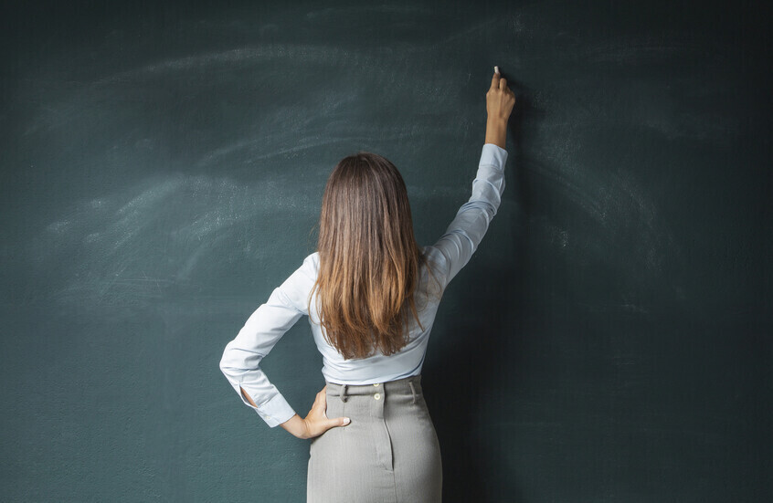 فضيحة جنسية في مدرسة أمريكية.. سكرتيرة متهمة بممارسة الجنس مع طالبين وزوجها يضبطها!