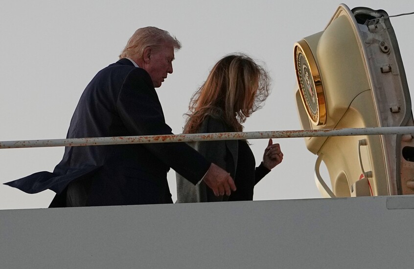 الرئيس الأمريكي دونالد ترامب والسيدة الأولى ميلانيا ترامب يستقلان الطائرة الرئاسة في مطار بالم بيتش الدولي في ويست بالم بيتش، فلوريدا اليوم الاثنين.