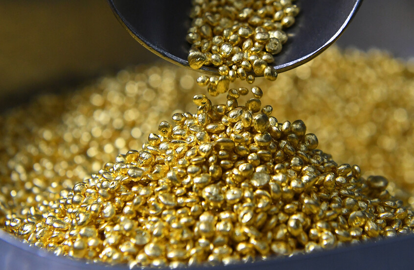 الذهب يهبط مع ارتفاع الدولار