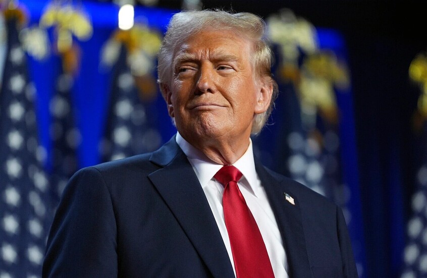 "ترامب" يتجول مع نجمة شهيرة بسيارة مكشوفة في عيد الحب (صور)