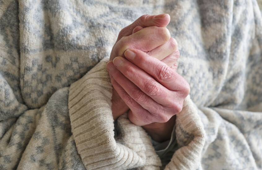 لماذا "نشعر بالبرد في عظامنا"؟.. العلم يفسر السبب