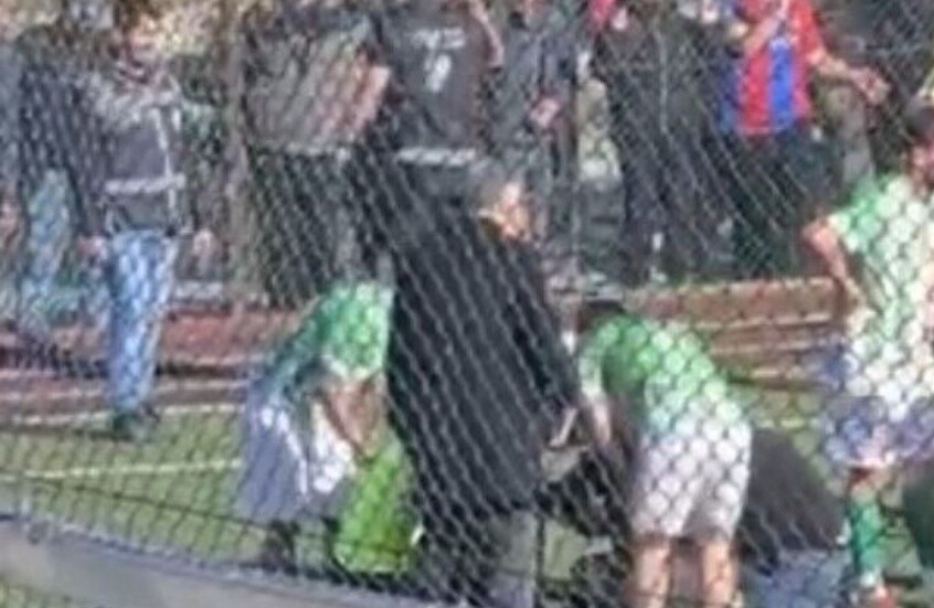 عنف الجماهير يتخطى الحدود.. حكم يتعرض لإصابة مروعة بسكوتر