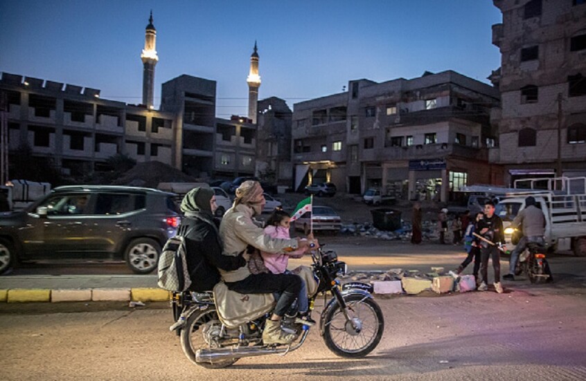 سوريا.. القبض على متخصص بسرقة الدراجات الكهربائية وتقييده إلى عامود (صورة)