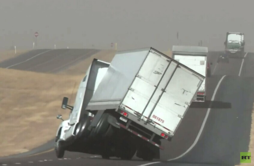 الولايات المتحدة.. رياح شديدة تقلب شاحنة في تكساس