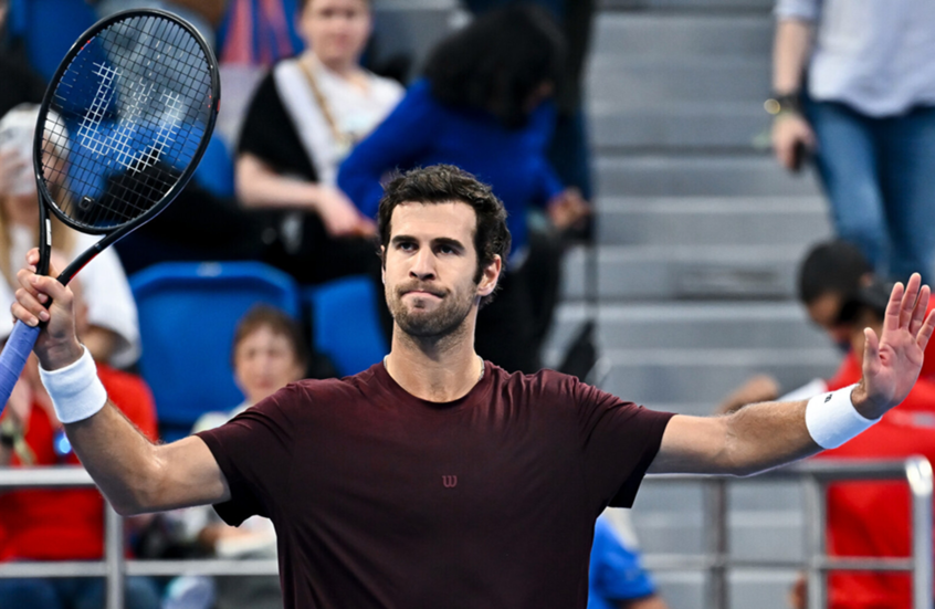 الروسي خاتشانوف يبلغ ربع نهائي بطولة الدوحة للتنس