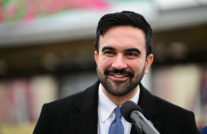 "معاريف": زهران ممداني "ينجح في إشعال فتيل الصدام" بين أقوى شخصيتين يهوديتين في نيويورك