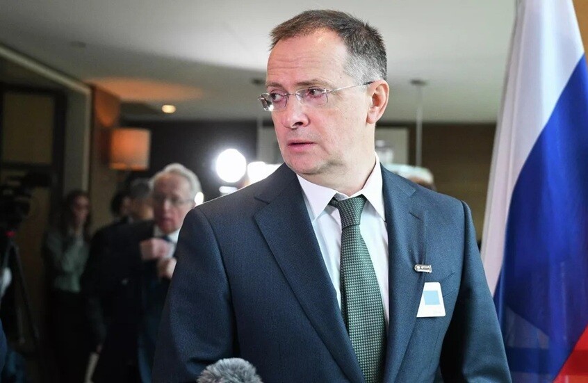 ميدينسكي يمزح حول "دروس التاريخ" في مفاوضات جنيف: توقفنا عند معمودية روسيا القديمة