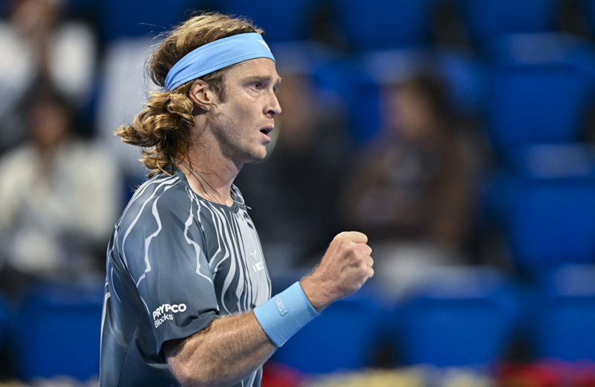 روبليوف يحجز مقعده في ربع نهائي بطولة قطر للتنس