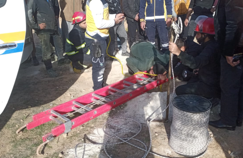سوريا.. إنقاذ طفل عالق في بئر بعمق 30 مترا في محافظة الرقة بعد ساعات من العمل (فيديو + صور)