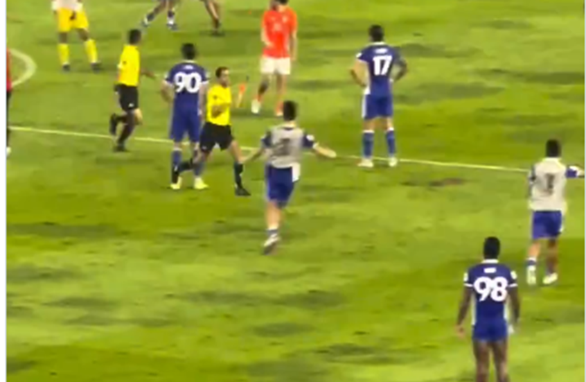 غادر الملعب مع مساعديه وهم يركضون.. حكم سعودي يتعرض لموقف صعب في دوري أبطال آسيا 2