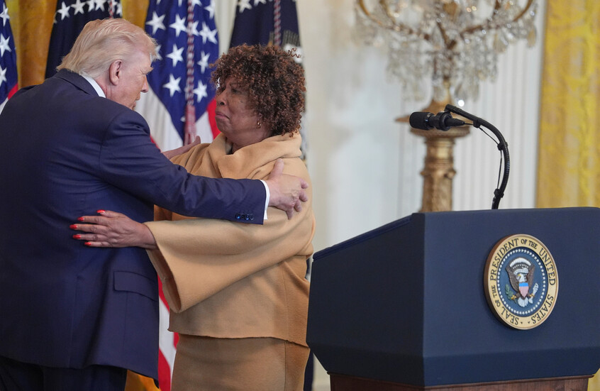 جدة غاضبة تشعل احتفال البيت الأبيض وتدافع عن ترامب بشراسة (فيديو)