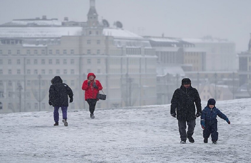 عاصفة ثلجية تعطل حركة المواصلات في موسكو (فيديو)