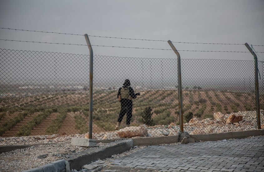 "فايننشال تايمز": فرار أكثر من 20 ألف سجين من مخيم الهول وانتشارهم في سوريا وتركيا والعراق