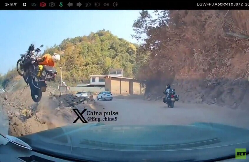 الصين.. سقوط سائق دراجة نارية في واد أثناء جولة جماعية
