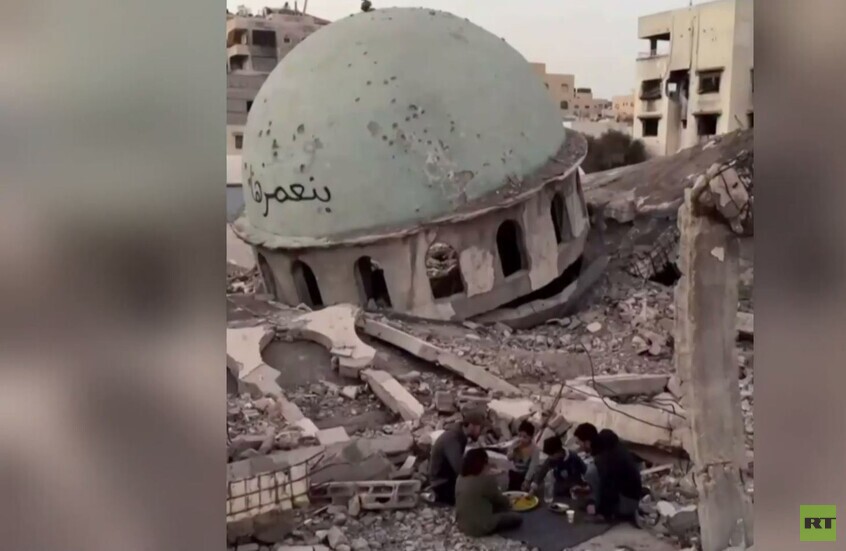 قطاع غزة.. عائلة فلسطينية تتناول إفطارها على أنقاض مسجد "العباس"