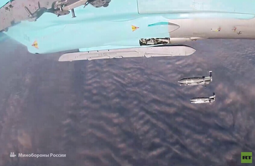 مقاتلة "سو-34" روسية تدك مواقع لقوات العدو على الجبهة