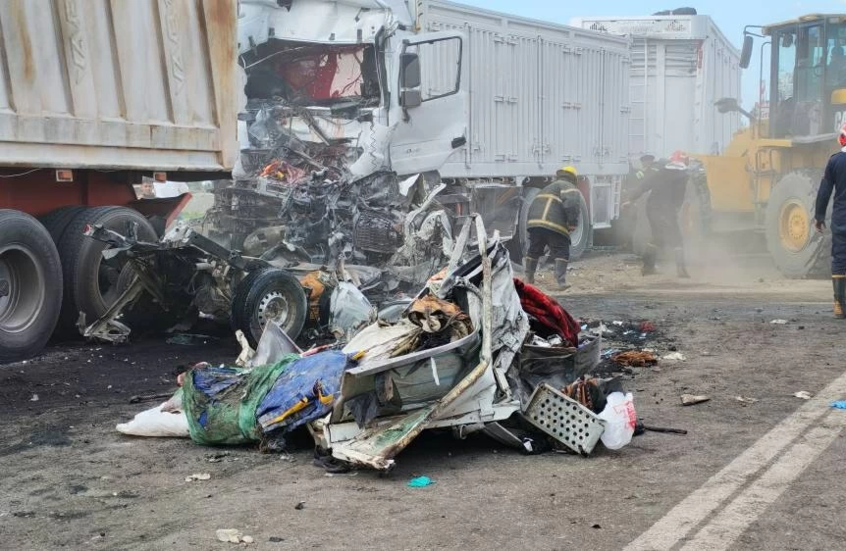 18 جثمانا وأشلاء على الطريق.. حادث مروع في أول أيام رمضان بمصر (صور)