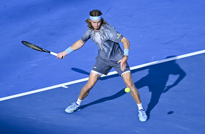 الروسي روبليف يطيح بتسيتسيباس ويصعد إلى نصف نهائي بطولة قطر للتنس