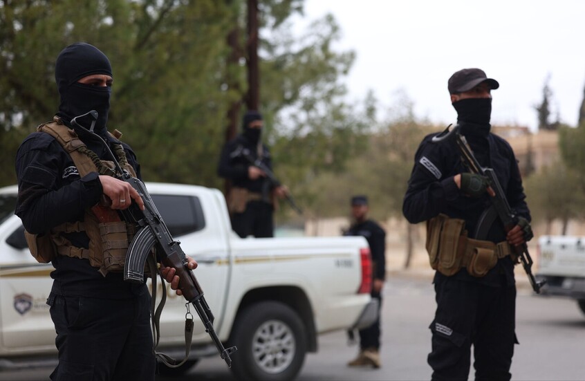 سوريا.. مقتل عنصر أمن وإصابة آخر و"داعش" يتبنى الهجوم