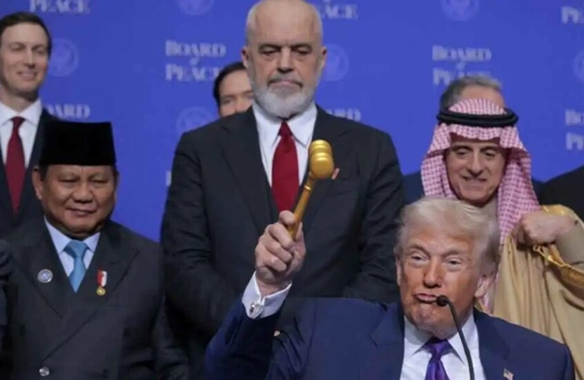 ترامب "يسرق" مطرقة من الذهب الخالص في "مجلس السلام" (فيديو)