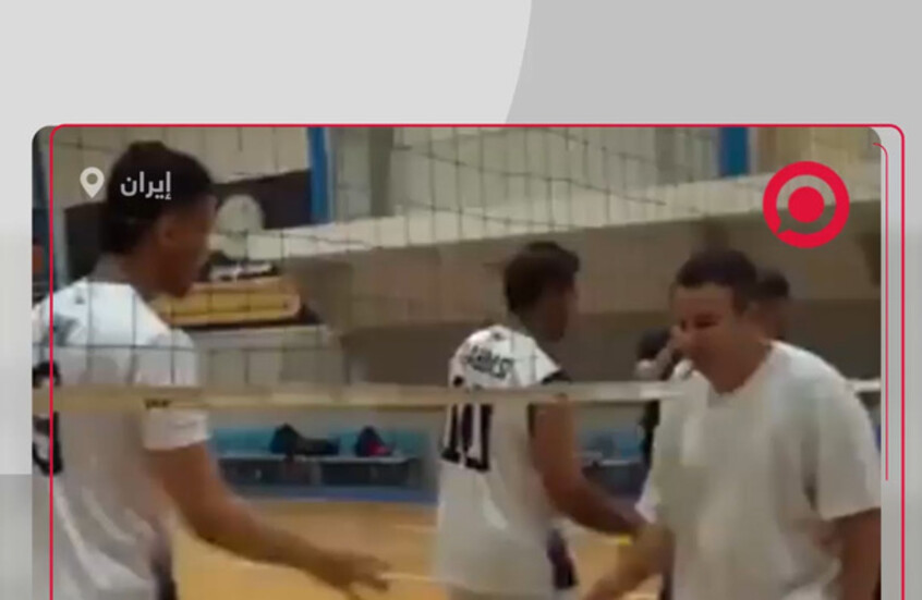 بعد تدريبات عسكرية.. طاقم البحرية الإيرانية والروسية يتحولون للمنافسة الودية بكرة الطائرة