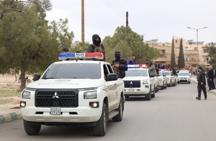 سوريا.. الأمن الداخلي يفرض حظر تجوال مؤقت في مدينة بصرى الشام شرقي درعا (صور + فيديو)