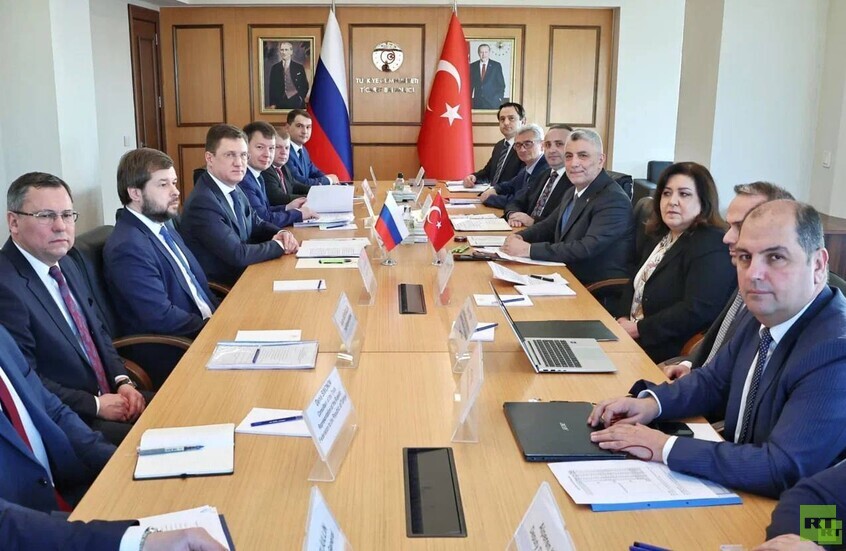 نائب رئيس الوزراء الروسي يناقش آفاق التعاون الاقتصادي مع وزير التجارة التركي