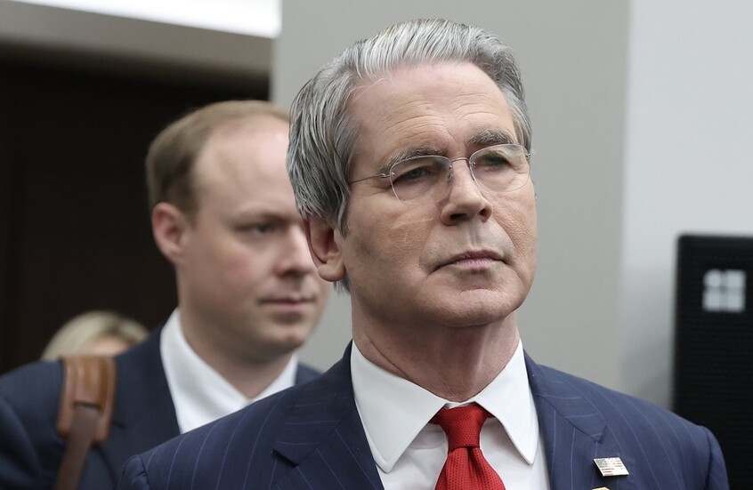 وزير الخزانة الأمريكي يطالب الدول بتجاهل قرار المحكمة العليا بعدم قانونية الرسوم الجمركية