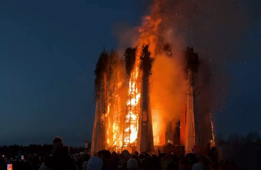 إحراق مجسم "قلب" ضخم بارتفاع 25 مترا في مهرجان "ماسلينيتسا" الروسي
