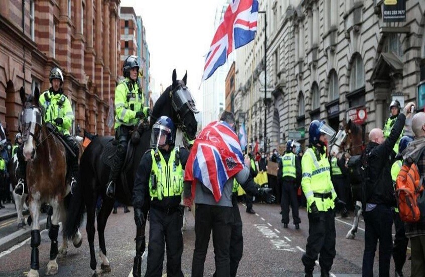 بريطانيا.. آلاف الأشخاص يتظاهرون ضد الهجرة في مانشستر واعتقالات وسط المشاركين (فيديوهات)