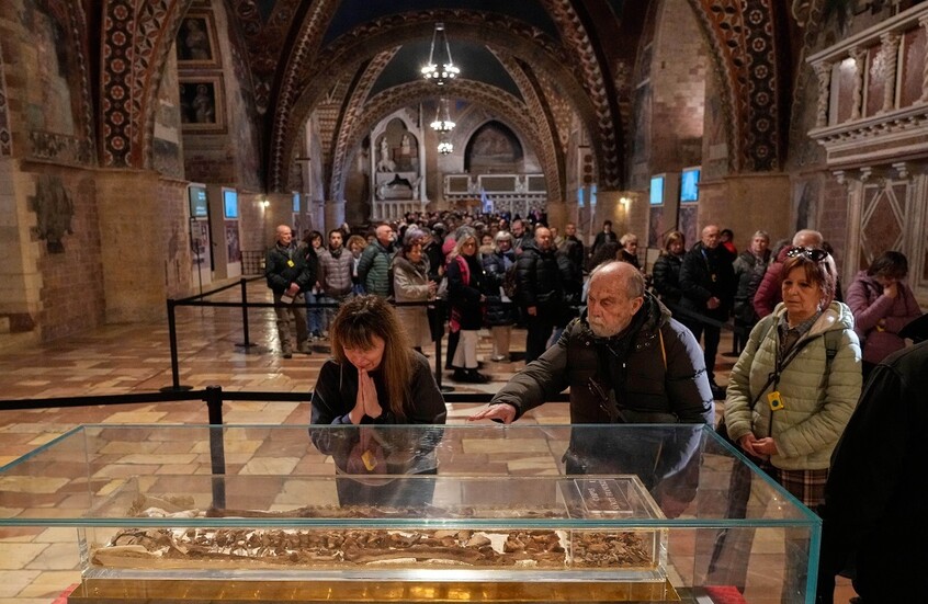 إيطاليا.. عرض رفات القديس فرنسيس الأسيزي للجمهور لأول مرة منذ نحو 8 قرون (صور)