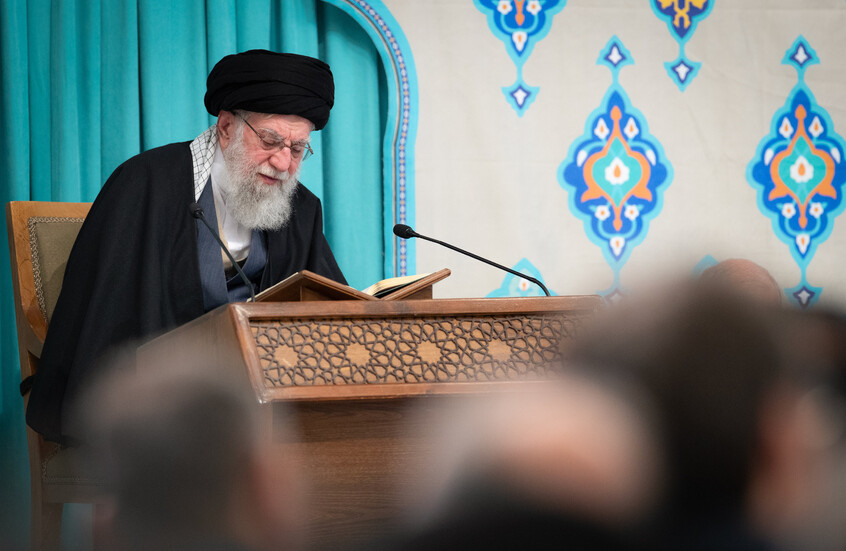 "لو فيغارو": محاولة انقلاب على خامنئي أفشلها لاريجاني