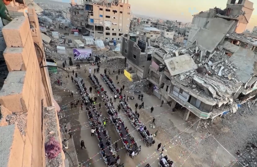 مئات ينضمون إلى مائدة إفطار رمضانية وسط أنقاض غزة