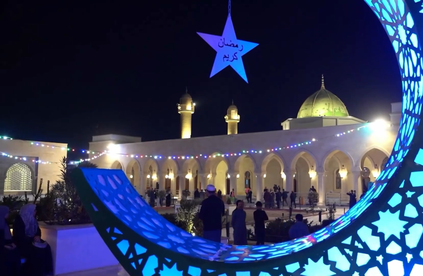 عراقيون يؤدون صلاة التراويح في جامع النوري بالموصل للمرة الأولى منذ حوالي 10 أعوام