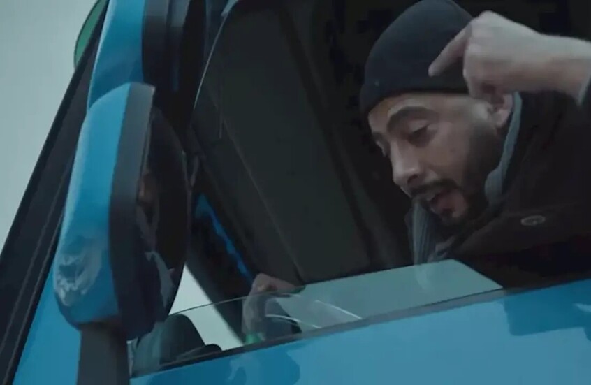 فنان مصري يتحول لحديث السوشيال ميديا بمشهد "الكلاكسات" ضد المستوطنين على معبر رفح (فيديو)