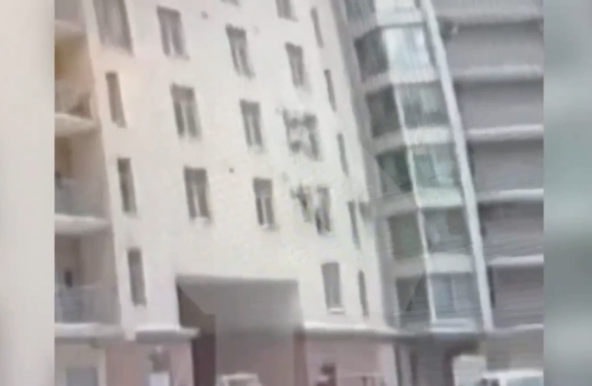 عامل نظافة ينقذ طفلا أثناء سقوطه من نافذة في بطرسبورغ