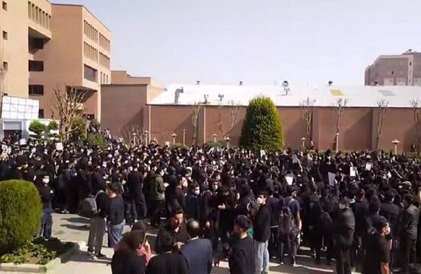 استمرار الاحتجاجات في الجامعات الإيرانية لليوم الثالث (فيديو)