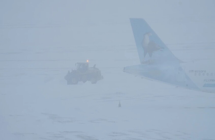 اضطرابات كبيرة في حركة الطيران.. إلغاء أكثر من 2500 رحلة جوية في نيويورك بسبب عاصفة ثلجية