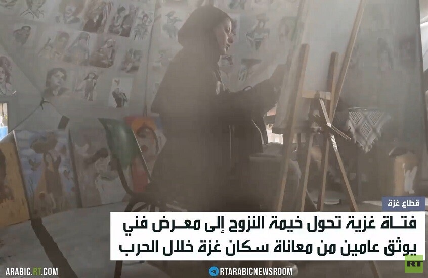 فتاة تحول خيمة النزوح إلى معرض فني