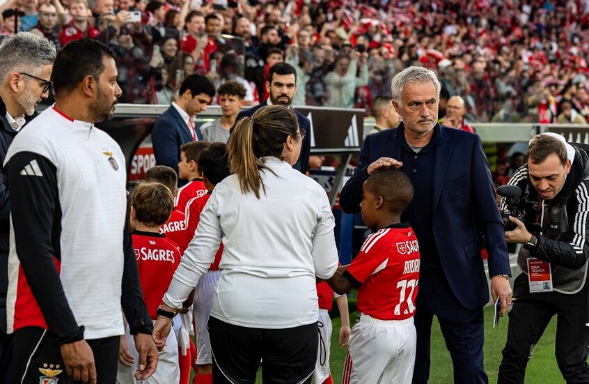 أنقذ والدته.. مورينيو يكرم "البطل الصغير" (صور)