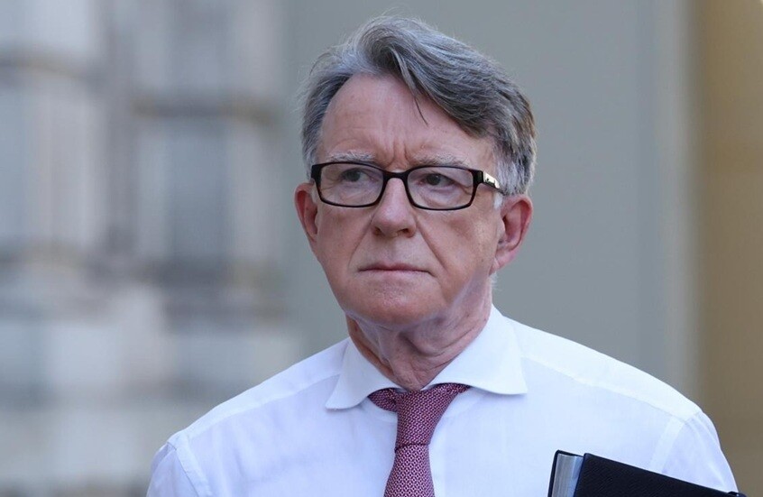 اعتقال السفير البريطاني السابق لدى واشنطن للاشتباه بنقله معلومات سرية إلى إبستين