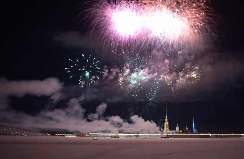 ألعاب نارية تضيء سماء بطرسبورغ إحياء ليوم حماة الوطن