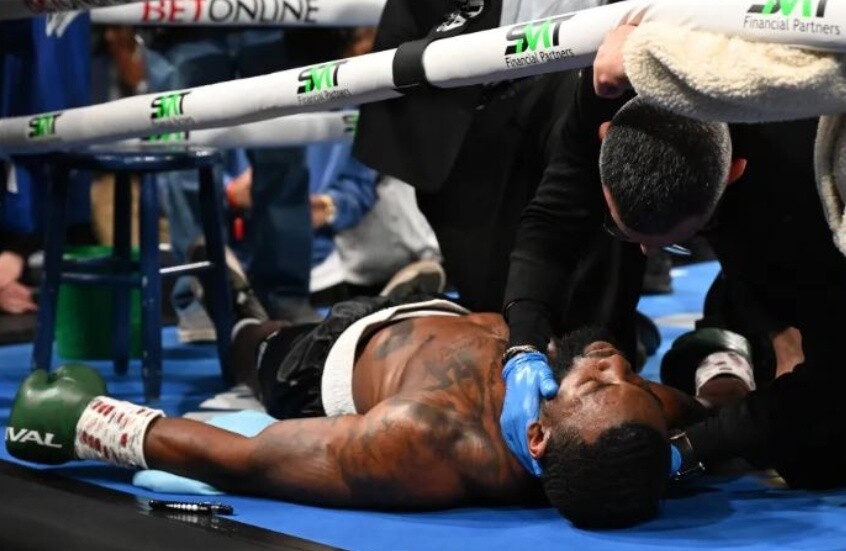 مشهد صادم في الملاكمة.. سقوط مفاجئ بعد الجولة الأولى