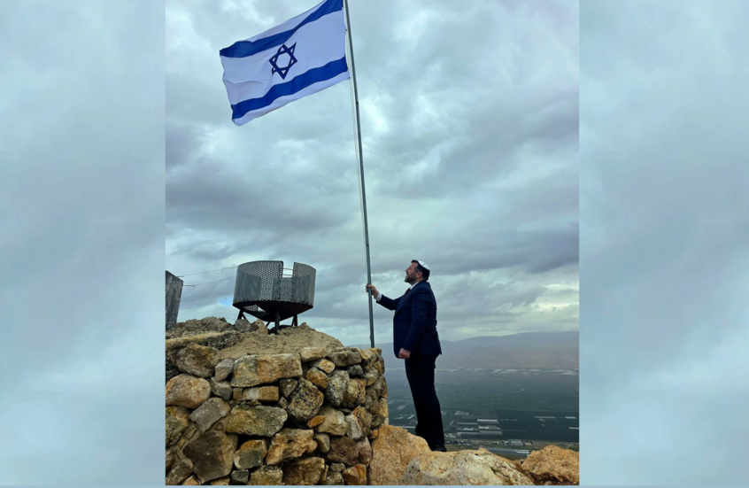 إلياهو يرفع العلم الإسرائيلي على قمة في غور الأردن: "نستعيد أرضنا"