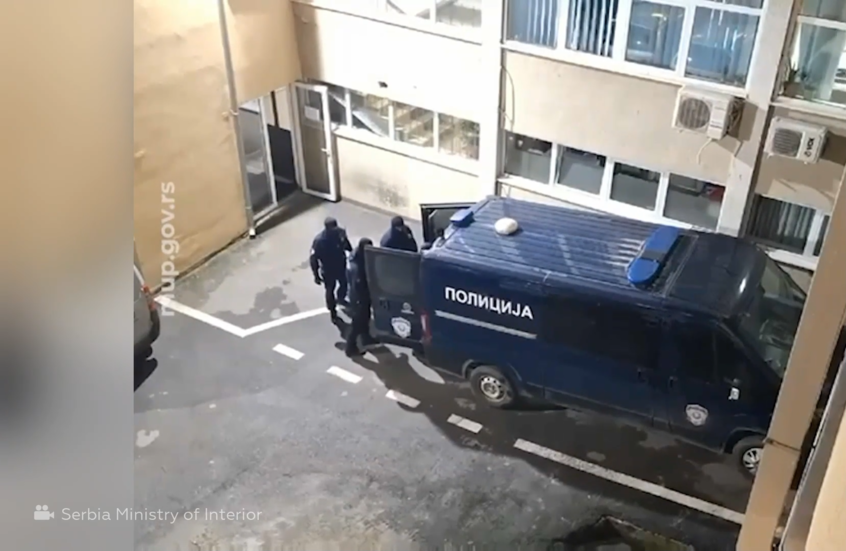 مشاهد للقبض على مشتبه بهما في محاولة اغتيال الرئيس الصربي وعائلته