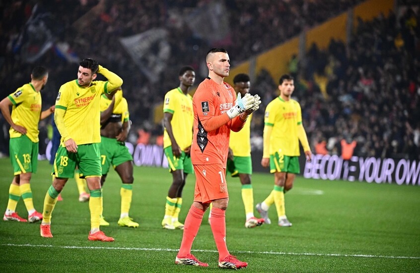 بطريقة الاحتيال.. لاعب يساعد زملاءه على الإفطار (فيديو)