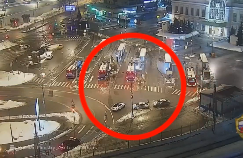 لحظة انفجار قاتل لعبوة ناسفة قرب سيارة شرطة مرور في موسكو