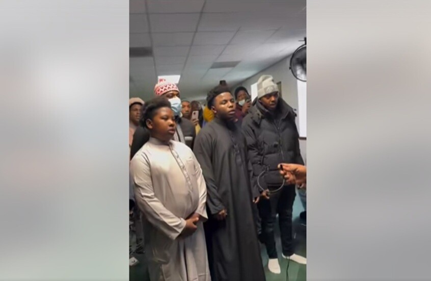 7 أشقاء أمريكيين يعتنقون الإسلام في مسجد الحق بمدينة بالتيمور بولاية ماريلاند (فيديو)